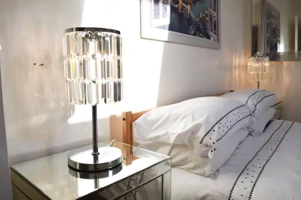 Spacious 1 Bedroom W/ Outdoor Terrace * Londra